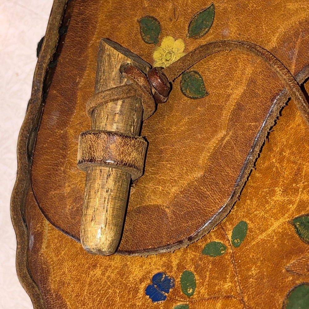 Vintage 70’s Brown Leather Saddle Shoulder Bag with Floral Design - Picture 3 of 12